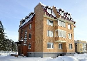 Кирпичная трехэтажная постройка